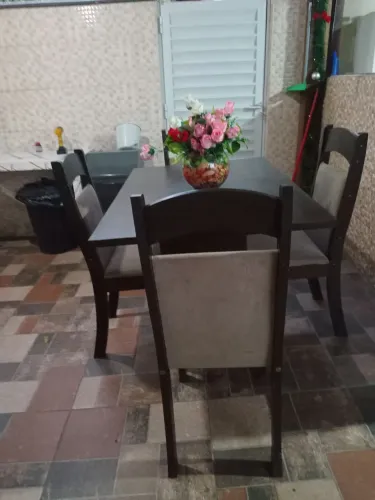Mesa com 4 cadeiras