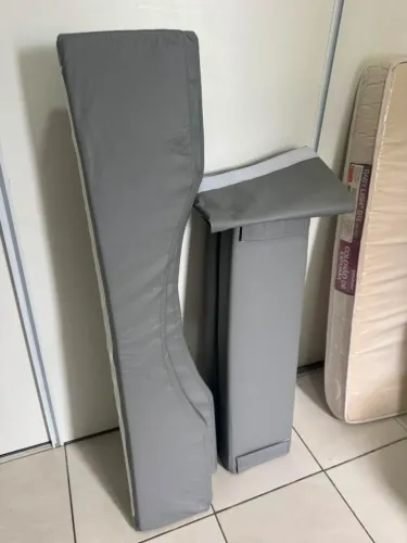 Cama montessoriana acolchoada e desmontável 