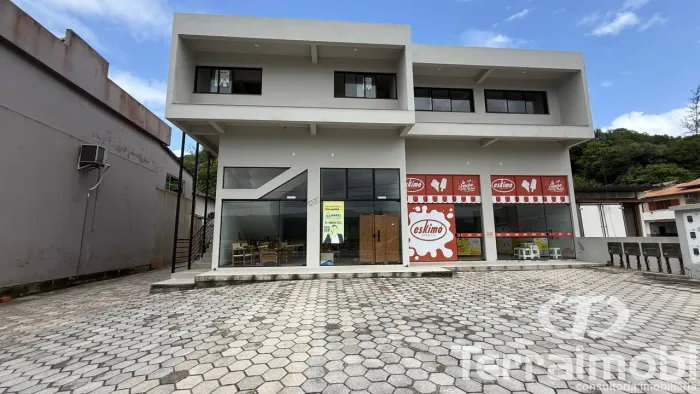 Sala comercial com 63 m², no 2o piso, próximo ao supermercado silveira.