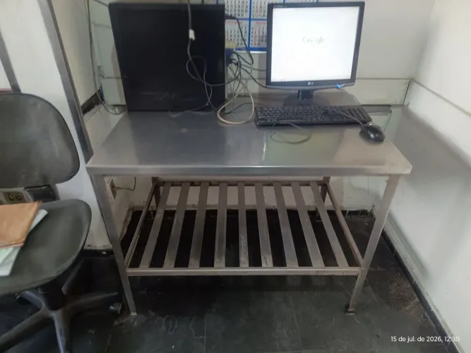Mesa de inox c prateleira