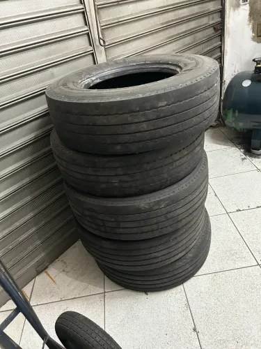 Pneus em bom estado 235/75 R.17.5 Pirelli