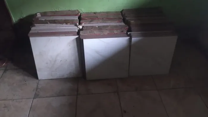 Cerâmica branca 40 metros (45 por 45)