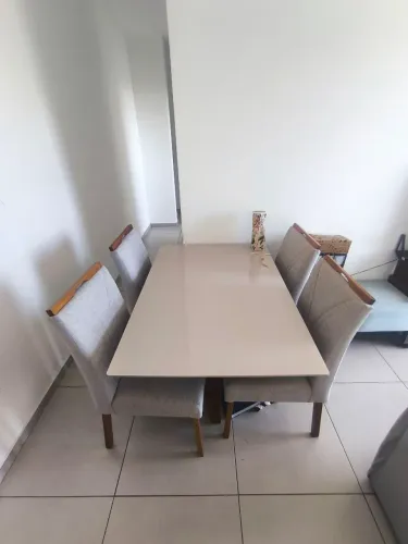 Mesa tampo de vidro com 4 cadeiras de madeira( madeira de verdade)