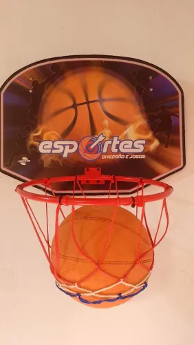 Cesta de basquete com bola