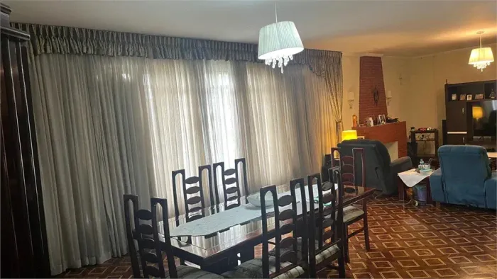 Procurando tranquilidade sem abrir mão da praticidade? Esta casa na Rua Diogo Ortiz oferec