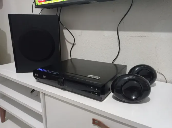 Home theater LG ht306su com entrada para USB, DVD/CD, HDMI, AUXILIAR, AM, FM E KARAOKÊ