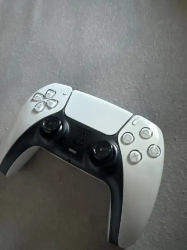 vendo ps5 seminovo sem nenhum tipo de marca controles incluso com 5 jogos