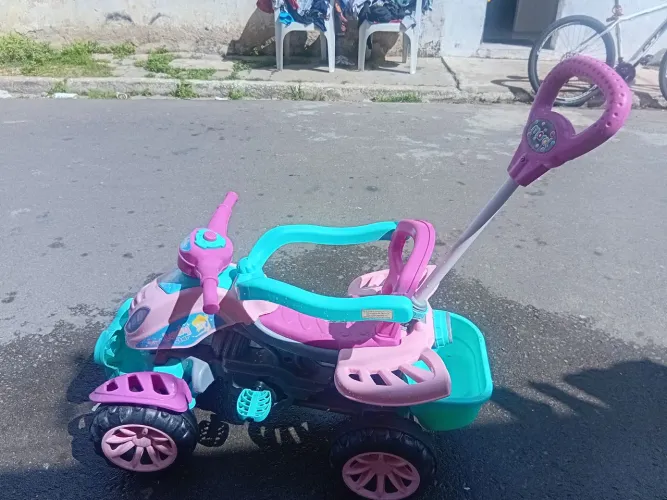Carro pra criança feminino.