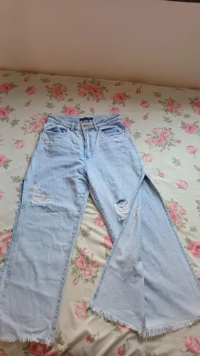 Calça jeans, lavagem clara.