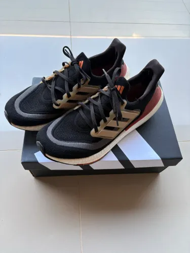 Tênis Adidas Ultraboost Light 23