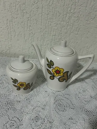 Conjunto de bule e açucareiro de porcelana