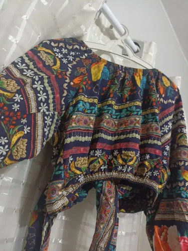 Blusa Cropped Estampada estilo FARM (Tamanho [M]) - Estampa Tropical / Ombro a Ombro