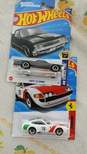 Carrinhos miniaturas hot Wheels valor os dois por 80,00 reais 