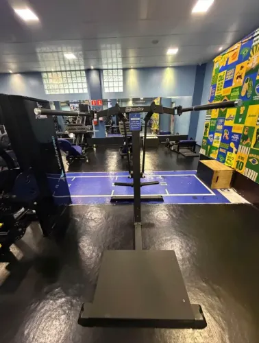 Standing Chest Fly marca Konnen