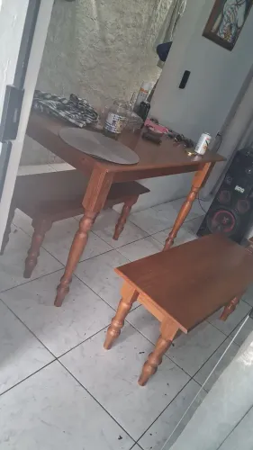 Mesa rústica com par de bancos 