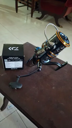 Molinete Daiwa Emblem Surf 45 SCW QD