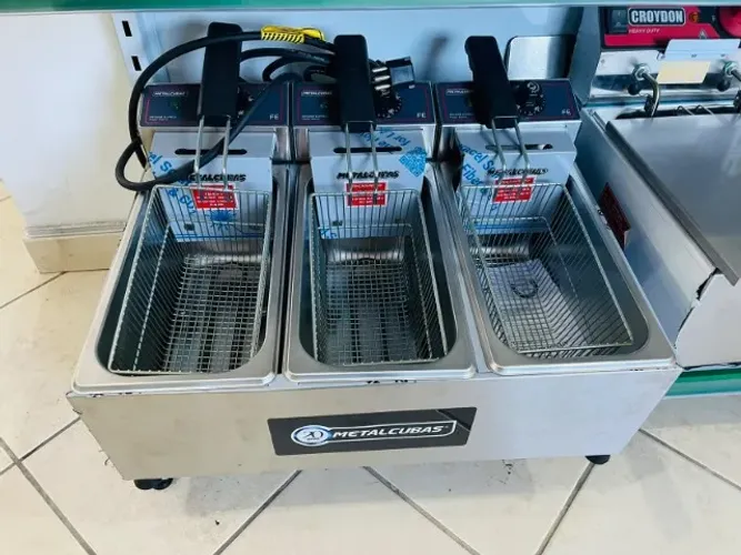 MB FRITADEIRA ELETRICA 3 CUBAS 3 LITROS CADA - METALCUBAS