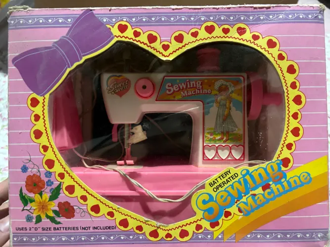 Brinquedo vintage - Máquina de costura antiga