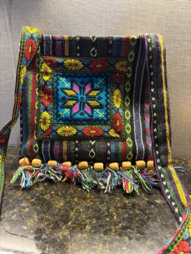bolsa transversal artesanal colorida em estilo marroquino importado.