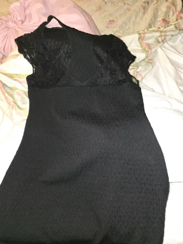 Vestido nunca usado preto com detalhes em renda estilo tubinho
