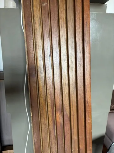 Táboa com ripado em eucalipto