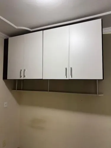 Armário suspenso com duas partes, com 1 metro cada formando 2 metros de largura, 90cm de a