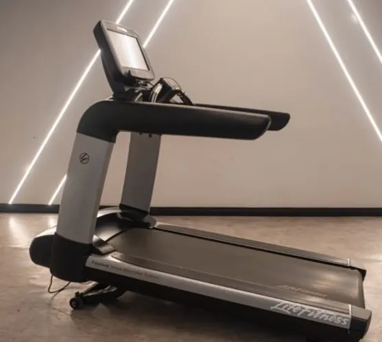 Esteira Life Fitness Discover SE Series Touchscreen FlexDeck Shock Absorption System.