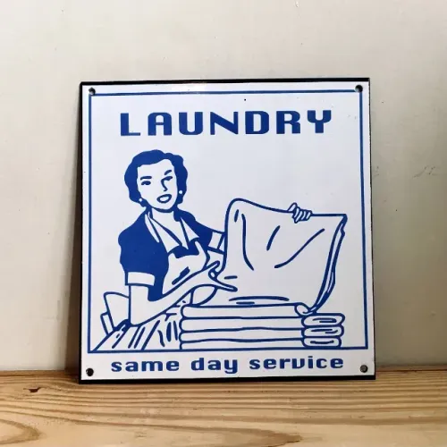 Placa De Metal Esmaltado Laundry Service - 19,5x20cm