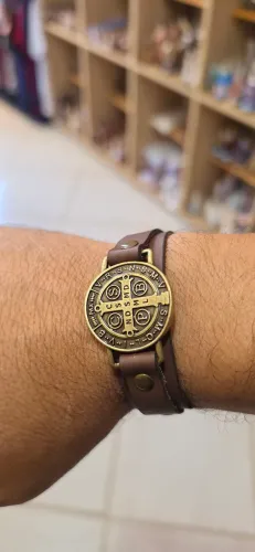 Pulseira de Couro com Medalha de São Bento Unissex e Regulável - Nova