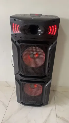 Caixa de som bem potente funcionando perfeitamente 
