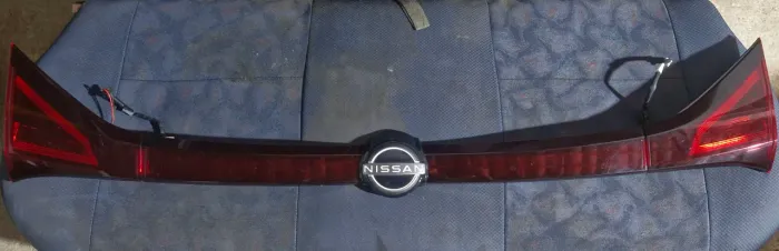 Lanternas central da tampa traseira do porta-malas original Nissan Kicks