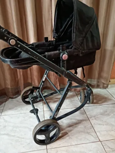 Carrinho de bebê usado