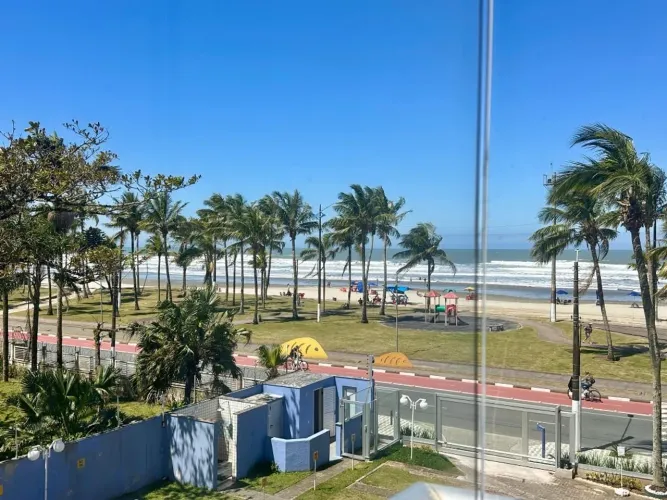 Apartamento à venda e para locação em Bertioga  Localização privilegiada frente ao mar