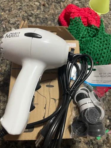 Pedicuro profissional para lixar os pés 