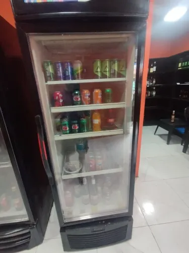 Geladeira Expositora de Bebidas Coca-Cola Envelopada Preta ? 1 Porta Vidro Semi Nova