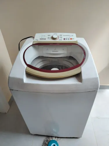 Máquina de lavar roupa Brastemp BWK11 funciona, porém com vazamento de água por baixo.