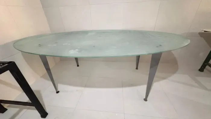 Mesa de vidro jateado grande - 2,17m x 1,20m - pés metálicos, peça rara