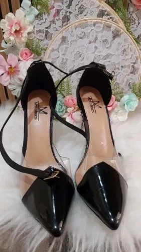 scarpins pretos de salto alto da marca Melf Shoes com detalhes em vinil