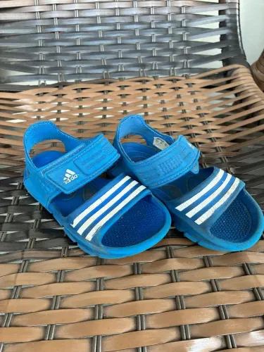 Sandália infantil azul adidas