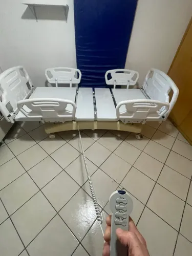 Cama hospitalar motorizada