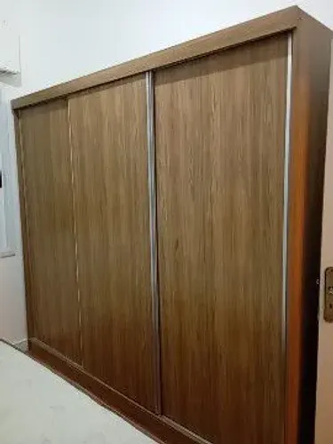 Vendo Guarda-roupas com 1 ano de uso. Estou me mudando para local mobiliado.