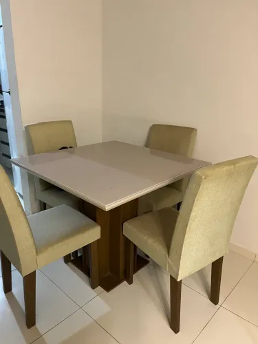 Mesa com 4 cadeiras 