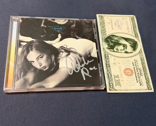 Addison Rae - ADDISON (AUTOGRAFADO)