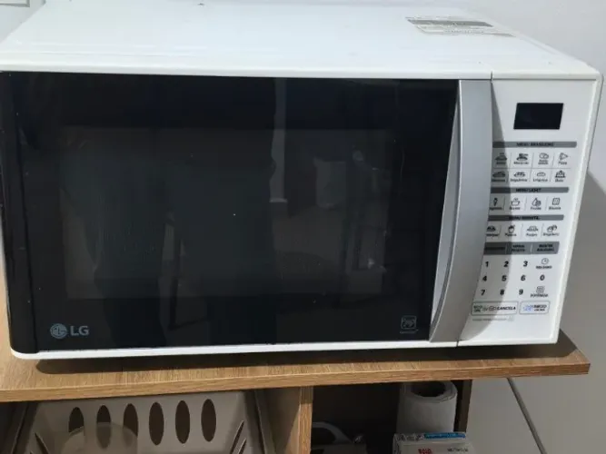 O micro-ondas LG Easy Clean branco 30L 220v