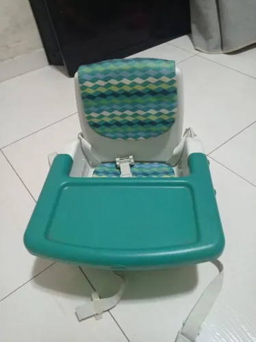 cadeira de alimentação e assento elevatório portátil Chicco Mode na cor verde.