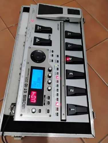 Pedaleira GT10 Boss vai no case 