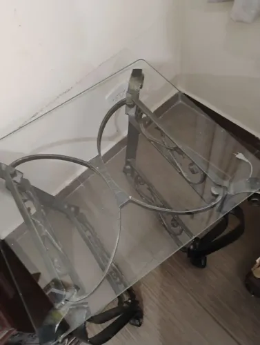 Mesa de vidro e ferro batido para canto ou centro.