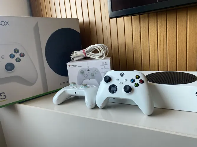 XBOX SERIES S + 2 CONTROLES - EXCELENTE ESTADO!
