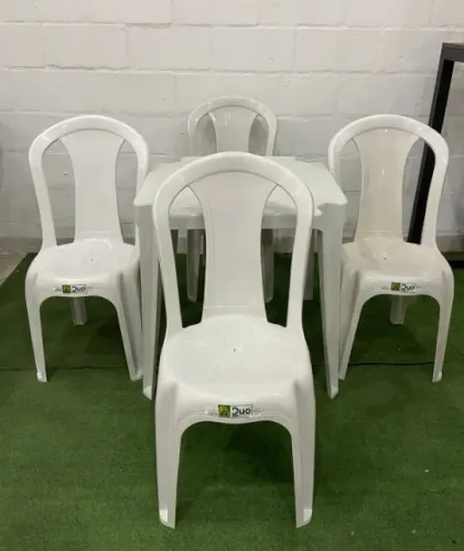 Mesa e cadeiras de plásticos sem braço