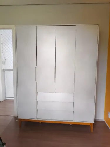 Guarda-roupas solteiro e cama pouco tempo de uso